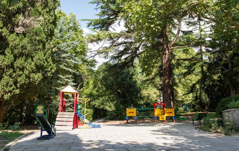 Детская площадка в парке санатория «Гурзуфский» — фото 4