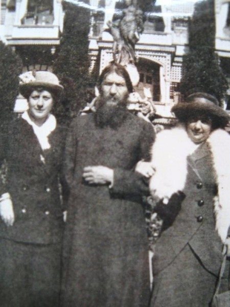 Гости курорта у фонтана «Богиня Ночи», начало XX века — фото 4